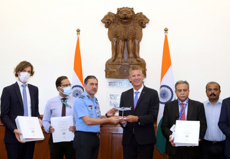 रक्षा मंत्रालय ने भारतीय वायुसेना के लिए 56 सी-295 एमडब्ल्यू परिवहन विमान के अधिग्रहण के लिए एयरबस डिफेंस एंड स्पेस, स्पेन के साथ अनुबंध पर हस्ताक्षर किए