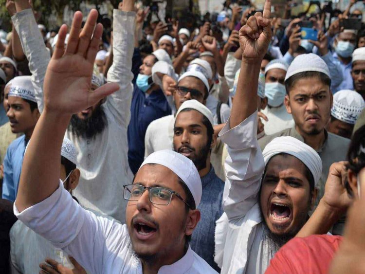 मंदिरों में तोड़फोड़ के बाद बांग्लादेश में विरोध प्रदर्शन