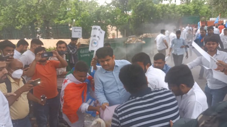 जम्मू कश्मीर में प्रवासी मजदूरों की हत्या के विरोध में एनएसयूआई ने फूंका अमित शाह का पुतला