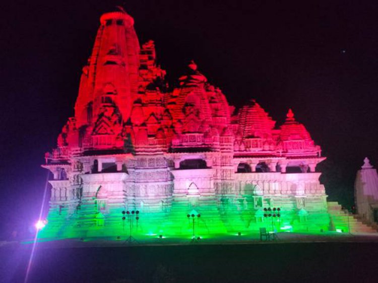 भारतीय पुरातत्व सर्वेक्षण ने कोविड-19 टीके की 100 करोड़ खुराक दिए जाने की ऐतिहासिक उपलब्धि का जश्न मनाने के लिए 100 स्मारकों को तिरंगे के रंग से जगमगाया