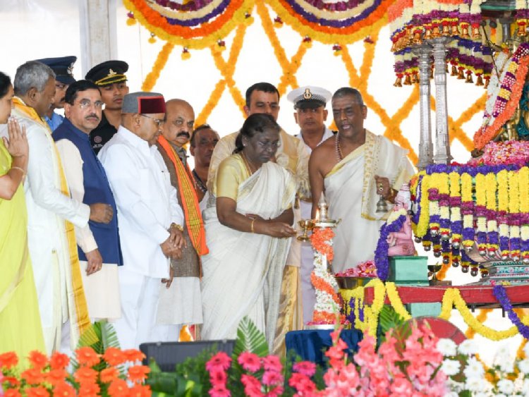 राष्ट्रपति कर्नाटक पहुंचीं, मैसूरु दशहरा महोत्सव का उद्घाटन किया