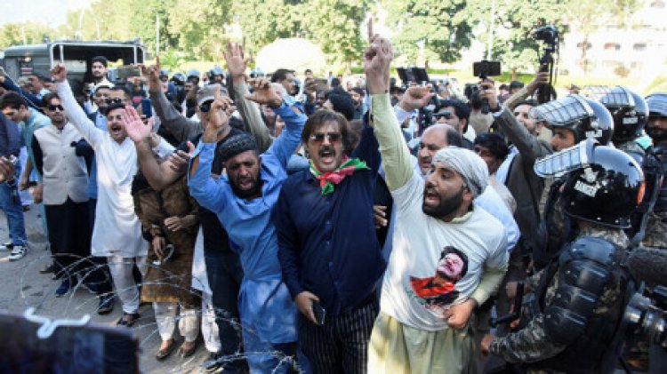 इमरान खान पर हमले के बाद हालात और भी खराब पाकिस्तान के कई हिस्सों में प्रदर्शन