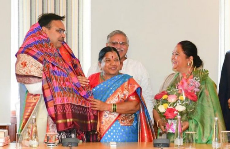 वरिष्ठ भाजपा नेत्री गीता ठाकुर ने राजस्थान के सीएम भजनलाल शर्मा को उपहार देकर सम्मानित किया